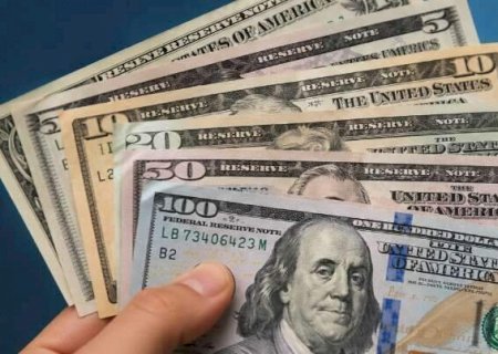 D&oacute;lar volta a superar os R$ 5 com tens&atilde;o sobre o petr&oacute;leo