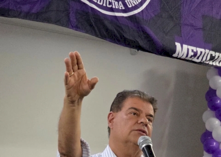 Senador Nelsinho Trad garante R$ 8,1 milhões para a saúde em MS e reforça atuação como médico ao lado de acadêmicos da Uniderp>