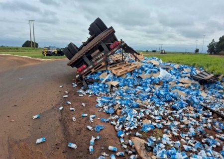 Carreta carregada com cerveja tomba entre Dourados e Ponta Porã