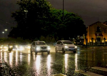 Semana começa com chuva em Campo Grande e alerta de tempestade em MS>