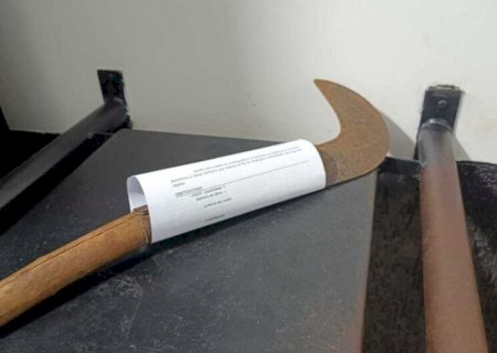 Homem tenta incendiar esposa e filho e, após tentativa falha, se arma com foice em Douradina