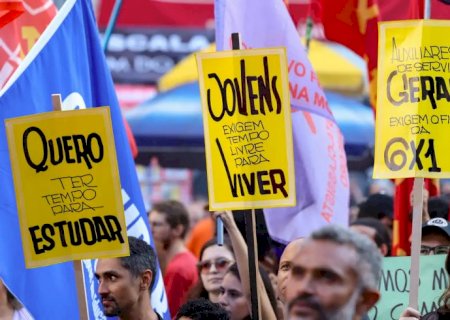 Flávio Bolsonaro sugere pagamento por hora em alternativa à escala 6x1>