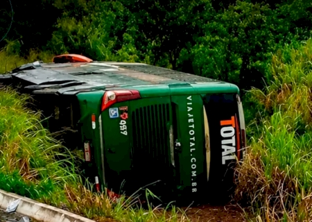 Colisão frontal entre carro e ônibus mata 2 e deixa 12 feridos em MS