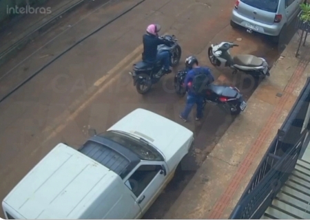 Dupla usa chave micha e leva 20 segundos para furtar motocicleta