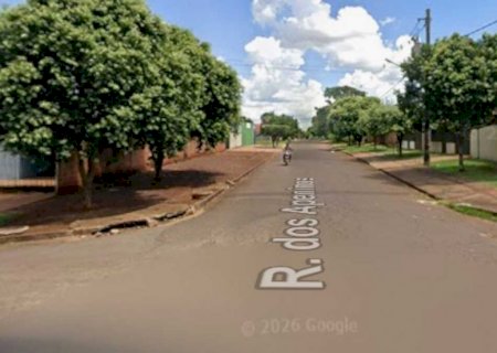 Mulher quebra vidros de carro após homem sair durante discussão em Dourados