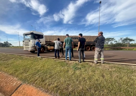 Revoltado com ped&aacute;gio e obras na pista, motorista para BR-163 em protesto
