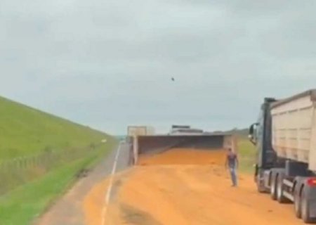 Carreta tomba na MS-480 e carga fica espalhada pela pista (vídeo)>