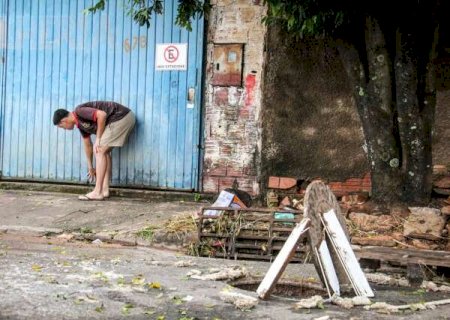 Ap&oacute;s alagamento no Tiradentes, moradores acordam com lixo e medo de mais chuva>