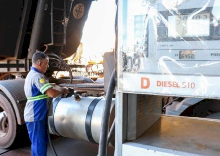 Governo prorroga subs&iacute;dio de R$ 1,47 por litro do diesel at&eacute; dezembro>