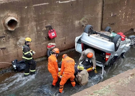 Enfermeira sai de plant&atilde;o, bate em &aacute;rvore e cai com carro no C&oacute;rrego Segredo>