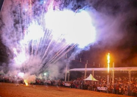 Em noite de festa, Bodoquena ganha novas moradias e obras urbanas para atender a população>