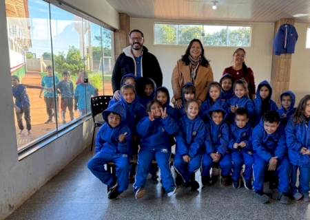 Prefeitura de Caarapó amplia investimentos e garante uniformes e kits escolares completos para alunos da rede municipal>