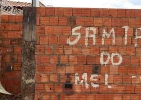 Santa do Mel desaparece e muro esconde casa que j&aacute; recebeu romarias na Capital>