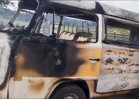 Kombi escolar pega fogo e menina sofre queimaduras em fazenda de MS>