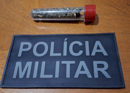 PM de Vicentina encaminha para delegacia homem flagrado com maconha