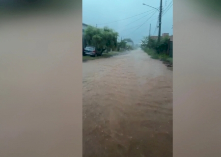 &Agrave;s pressas, moradores deixam casas alagadas no Tiradentes>