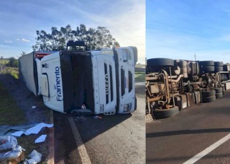 Motorista perde controle de direção e tomba carreta entre Glória de Dourados e Jateí (vídeo)