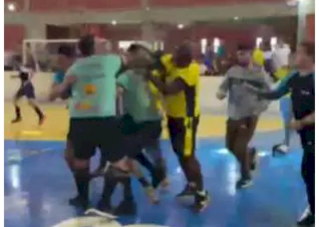 Partida de futebol de base termina em pancadaria entre adultos em Dourados>