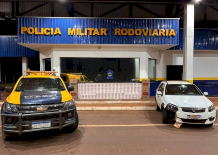Em Deodápolis, motorista perde controle do carro e abandona 1.750 pacotes de cigarros (Vídeos)>