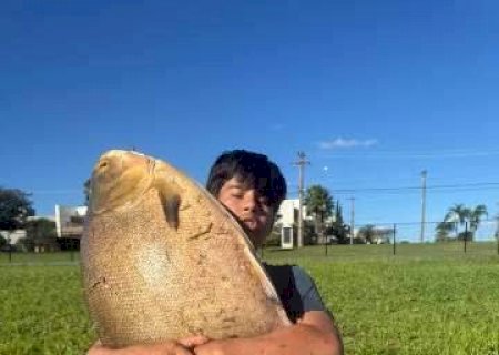Adolescente fisga tambacu gigante dentro de condom&iacute;nio