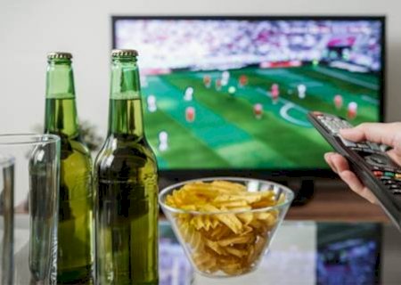 Copa na TV, petiscos na mesa: como torcer sem colocar a saúde em risco