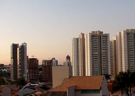 Segunda-feira terá Sol, ventos fortes e chance de chuva em parte de MS