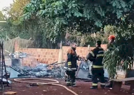 AGORA: Incêndio mata homem de 41 anos na Vila São Braz, em Dourados (VÍDEO)>