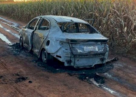 Carro usado em execu&ccedil;&atilde;o com 20 tiros &eacute; encontrado queimado na fronteira