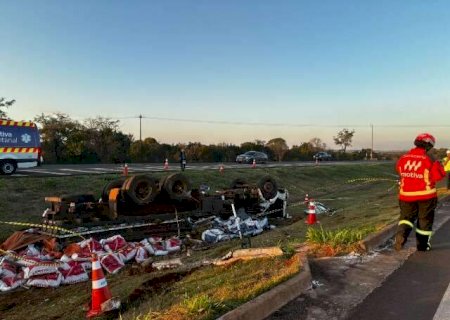Idoso morre ap&oacute;s caminh&atilde;o com sal mineral capotar na BR-163>