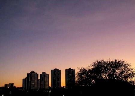 MS ter&aacute; ter&ccedil;a de sol, calor e umidade a 10%; rajadas podem passar de 70 km/h>