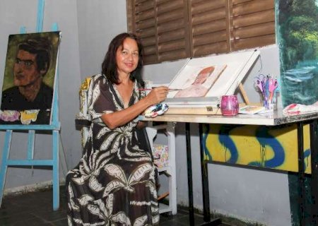 Entre uma faxina e outra, Gilsa aprendeu a pintar e virou uma artista>