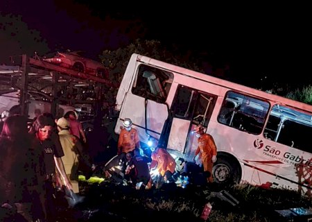 Acidente na BR-163, entre ônibus e carreta, deixa 38 trabalhadores feridos; quatro deles em estado grave>