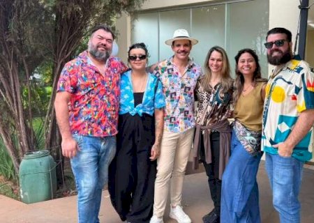 No vel&oacute;rio ao Bom Sujeito, amigos dizem adeus com camisas coloridas