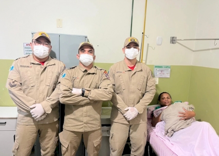 No dia nacional do Corpo de Bombeiros Militar, Bombeiros Militares realizam parto de emergência dentro da viatura e mãe e bebê passam bem em Ivinhema>