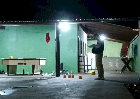 Dupla chega em festa atirando e atentado deixa um morto e dois feridos em Dourados>