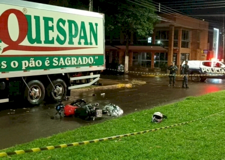 Jovem morre após colidir na traseira de caminhão estacionado em Dourados (vídeo)