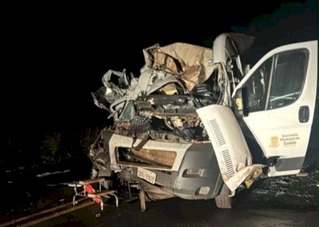 Acidente entre carreta, camionete e ambul&acirc;ncia deixa ao menos 2 mortos