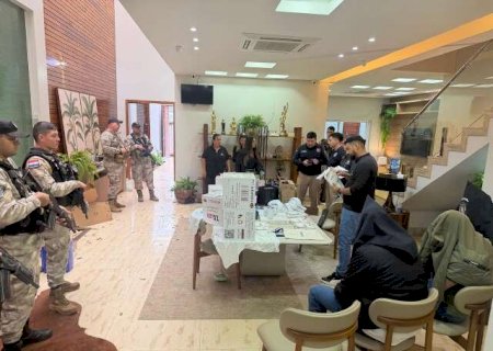 Polícia fecha laboratório clandestino de emagrecedores e prende 2 brasileiros