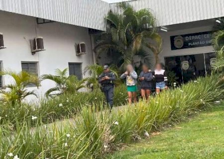 Beb&ecirc; some ap&oacute;s m&atilde;e adolescente ir &agrave; casa de mulher que conheceu na internet>