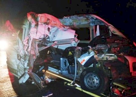 Acidente entre ambulância, caminhão e picape deixou 4 mortos e 8 feridos>