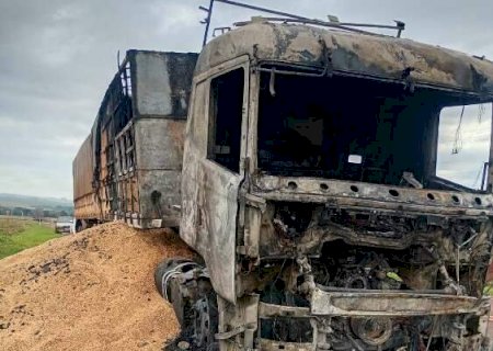 Carreta com soja fica destruída após incêndio e motorista sai ileso na MS-379, em Douradina>